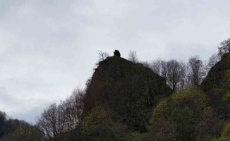 Yamaçtaki ilginç kaya dikkat çekiyor