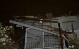 Samsun’da fırtına etkili oldu: Çatılar uçtu, ağaçlar devrildi