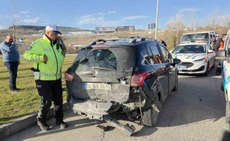 Yeni aldığı aracıyla kaza yaptı: 2 yaralı